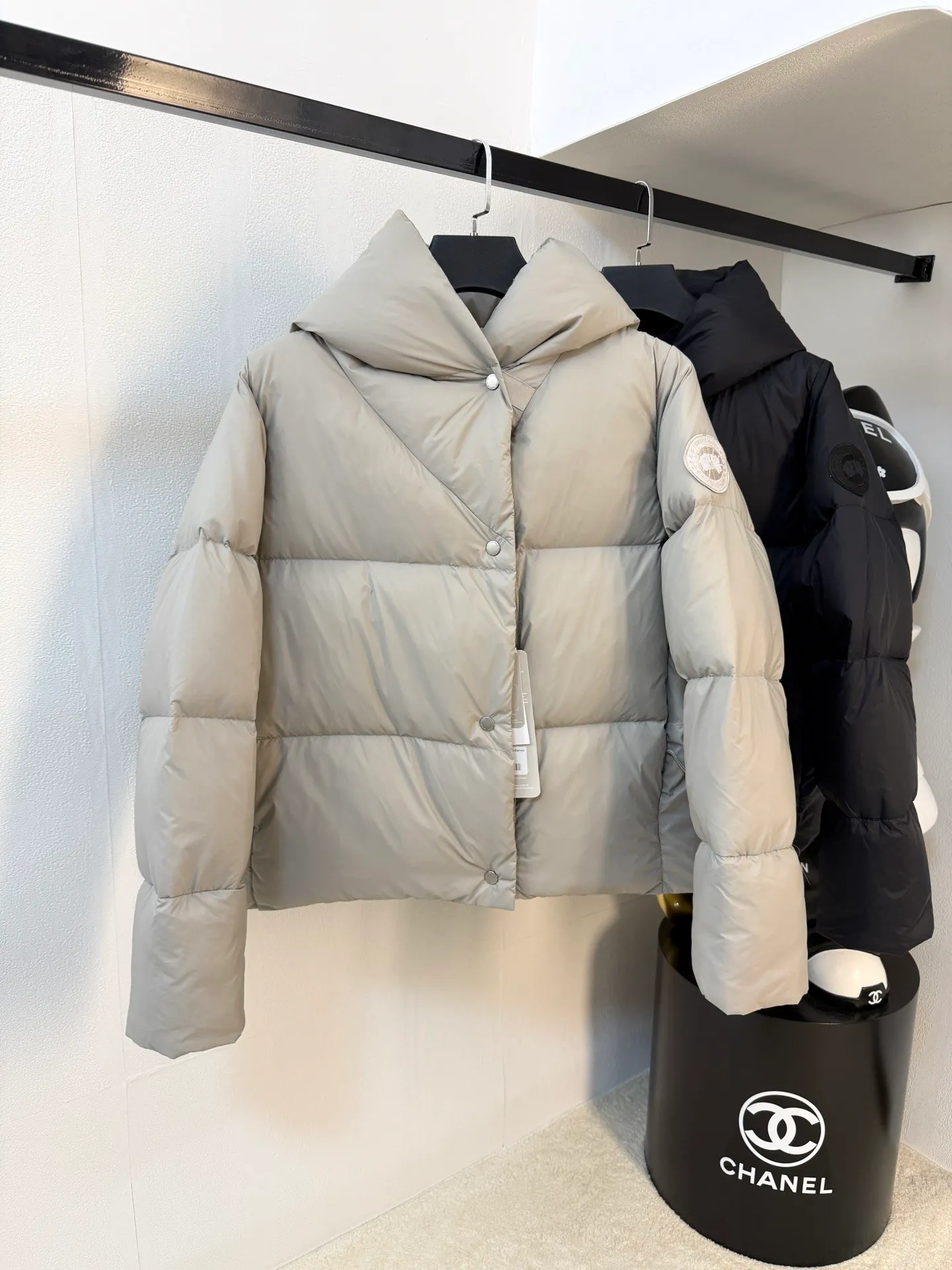 P1100 Top-quality original Canada Goose new model for autumn and winter. It is warm and has no sense of restraint. It is made of national standard 90 white duck down. It is light and elegant, giving you all-round warmth! The appearance of the upper body is more classy and stylish, allowing warmth and grace to go hand in hand. The multiple car lines on the center line are strict and symmetrical, keeping warm and waiting. The logo on the chest embellishes the whole piece! The unique taste goes deep into the bone marrow. It is age-reducing and full of warmth. It has a simple and elegant look and has the same color for men and women. Black Gray Size: XS-S M L